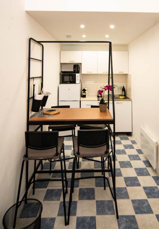 Kuchyňa alebo kuchynka v ubytovaní Free parking! Linden apartment, AC, Smart TV, WIFI