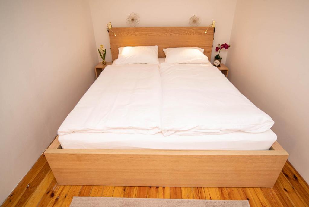 Posteľ alebo postele v izbe v ubytovaní Free parking! Linden apartment, AC, Smart TV, WIFI