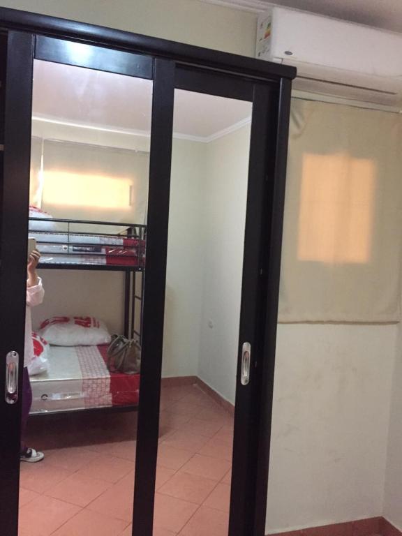 A bed or beds in a room at Porto Residence Chalet, Outside Marina Gate 3, Sahel North Coast For Rent - شاليه بورتورسيدنس بخارج بوابة 3 مارينا الساحل الإيجار