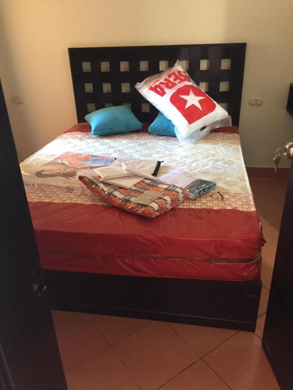A bed or beds in a room at Porto Residence Chalet, Outside Marina Gate 3, Sahel North Coast For Rent - شاليه بورتورسيدنس بخارج بوابة 3 مارينا الساحل الإيجار