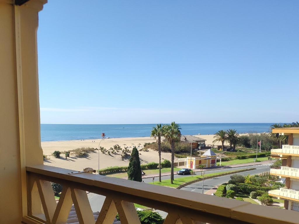 un apartamento en condominio con vistas a la playa desde el balcón en ISLA CANELA URBANIZACION ALCAUDON APARTAMENTO 50M PLAYA, en Isla Canela