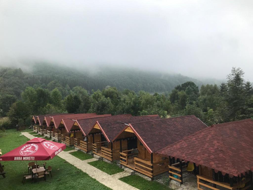 an overhead view of a group of wooden buildings at Căsuțele Doftanei in Teşila