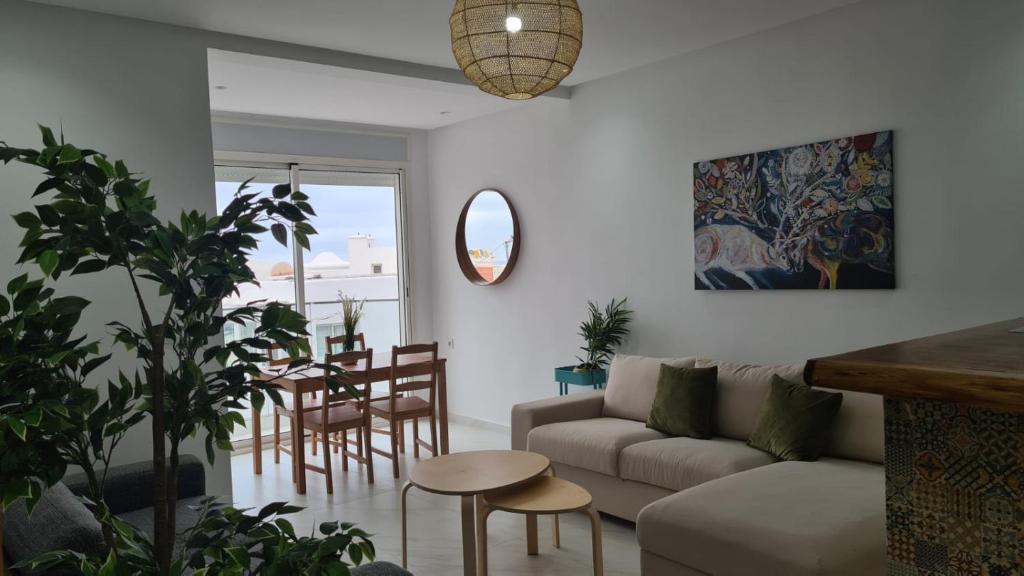 - un salon avec un canapé et une table dans l'établissement appartement de luxe front mer à DAR BOUAAZA, à Dar Bouazza