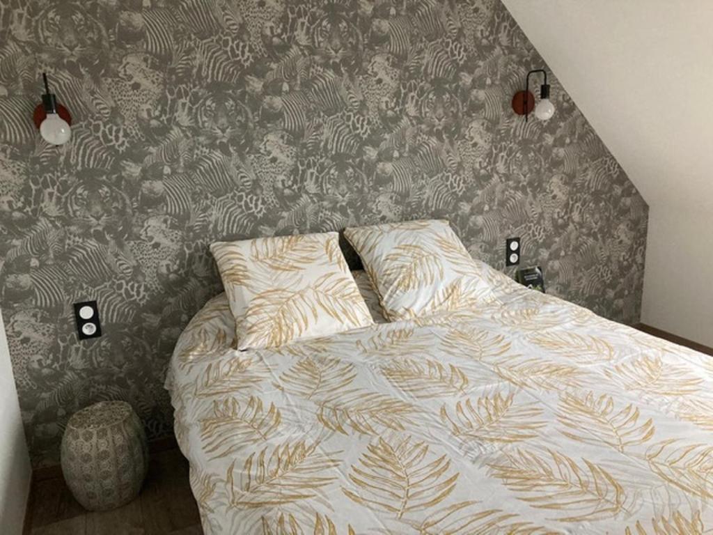 Postel nebo postele na pokoji v ubytování Les pieds dans le sable
