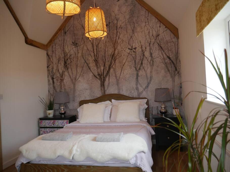 een slaapkamer met een bed met een schilderij aan de muur bij Cheltenham accommodation -self-catering-2 bedrooms in Cheltenham