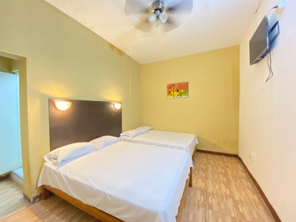 Schlafzimmer mit einem Bett und einem Deckenventilator in der Unterkunft Pirhua Hotel Boutique in Piura