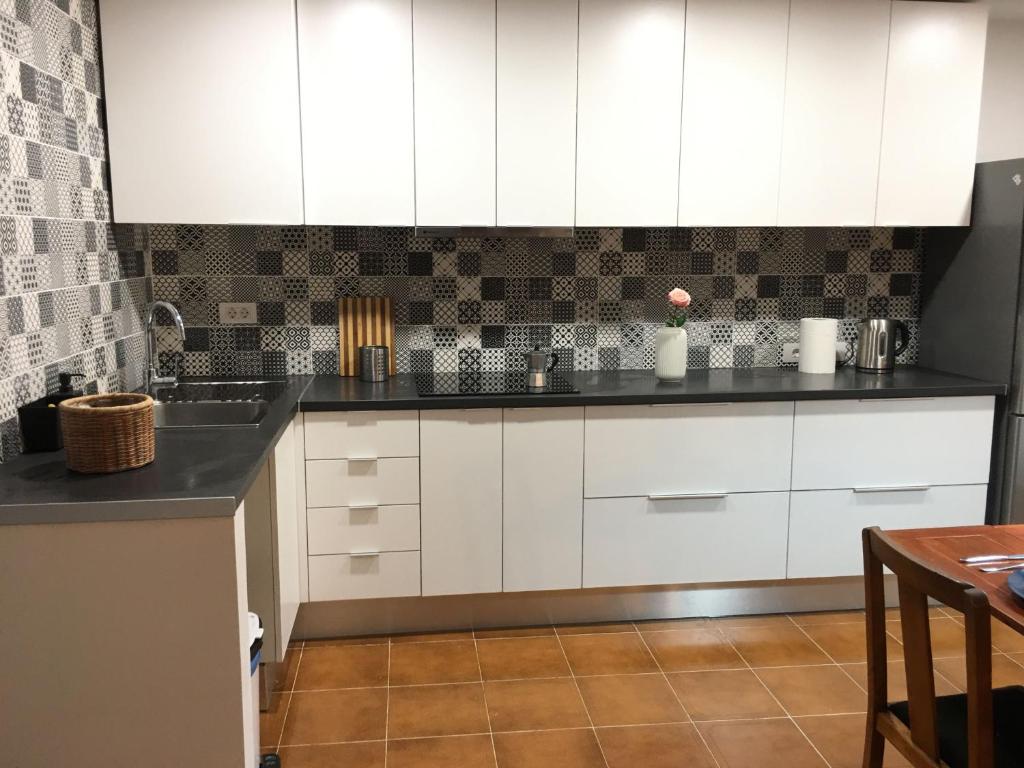 Kuchyň nebo kuchyňský kout v ubytování Acogedor y Luminoso piso con balcón