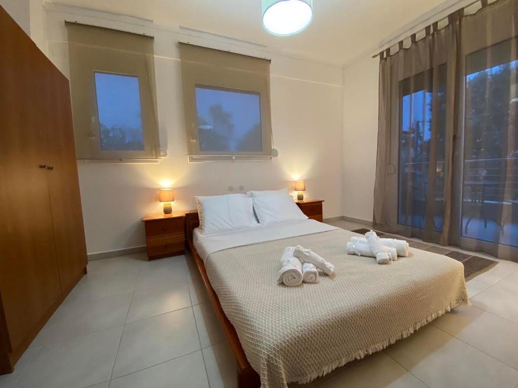 Posteľ alebo postele v izbe v ubytovaní Efi’s Apartment Nea Michaniona