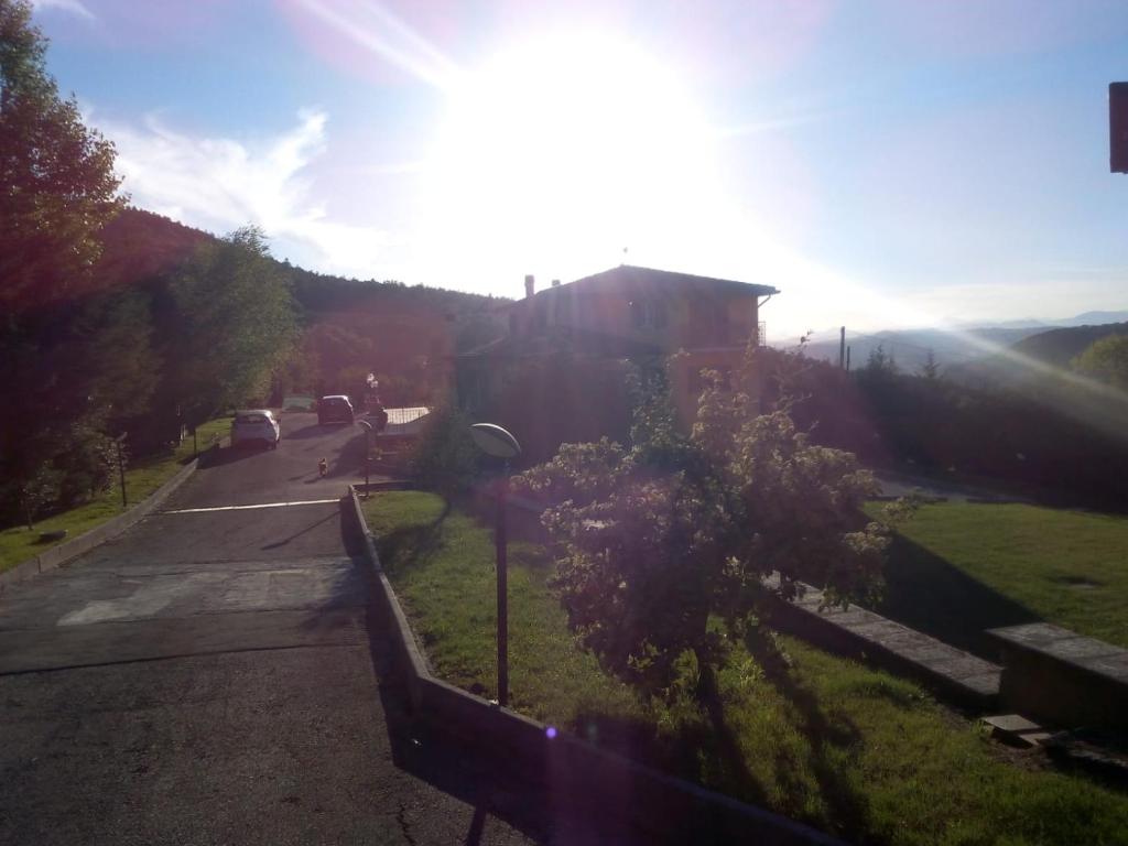 Blick auf eine Straße mit einem Gebäude und einem Baum in der Unterkunft La casa di mezzo-affitti brevi-zona ospedali in Busso