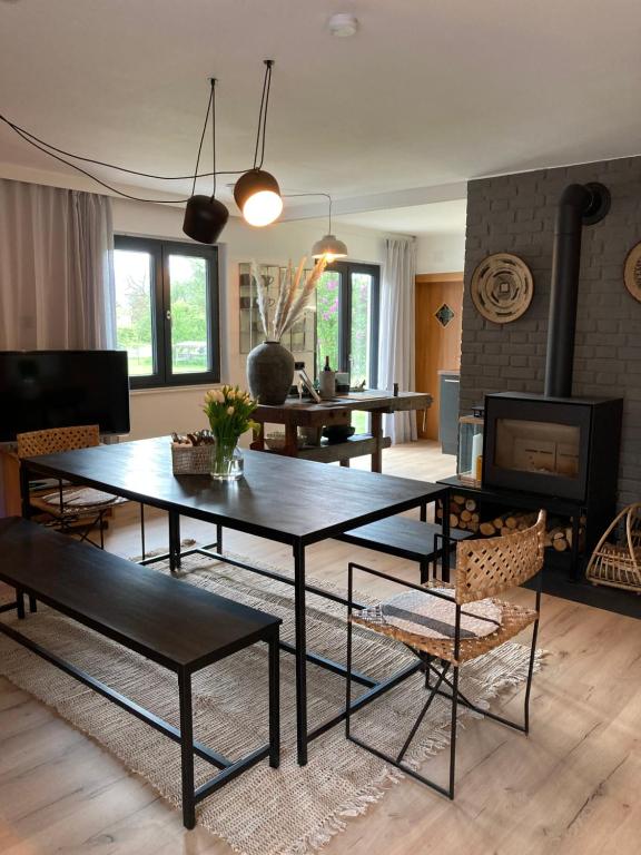 a living room with a black table and chairs at DAS ERWIN Design-Bungalow (Nähe Velden/Wörthersee) in Sankt Jakob im Rosental