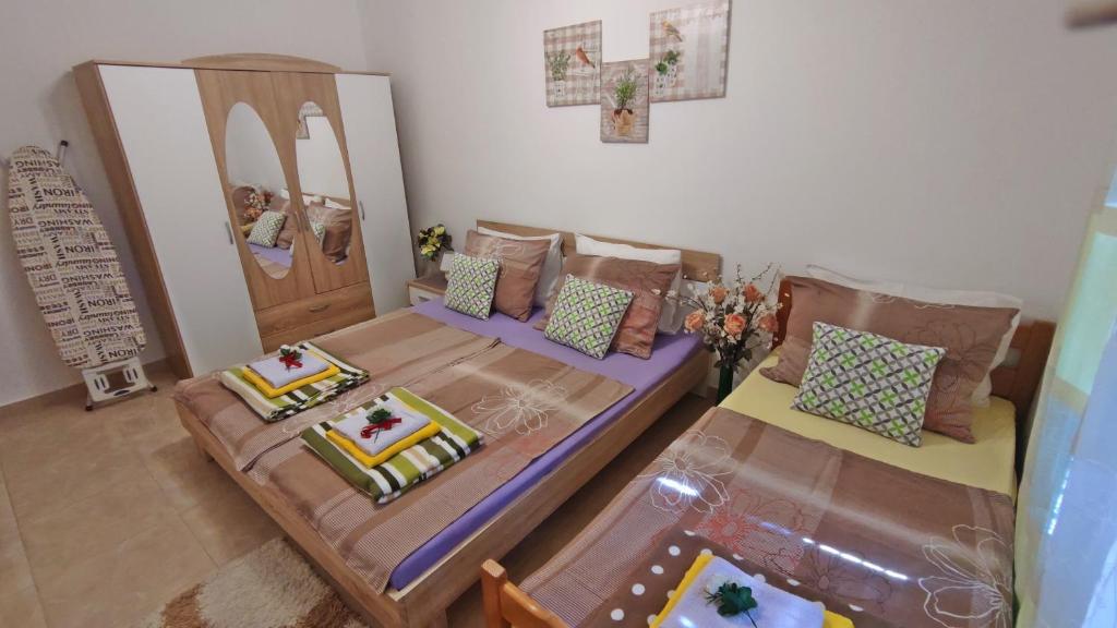 Postel nebo postele na pokoji v ubytování Apartmani Anastazija
