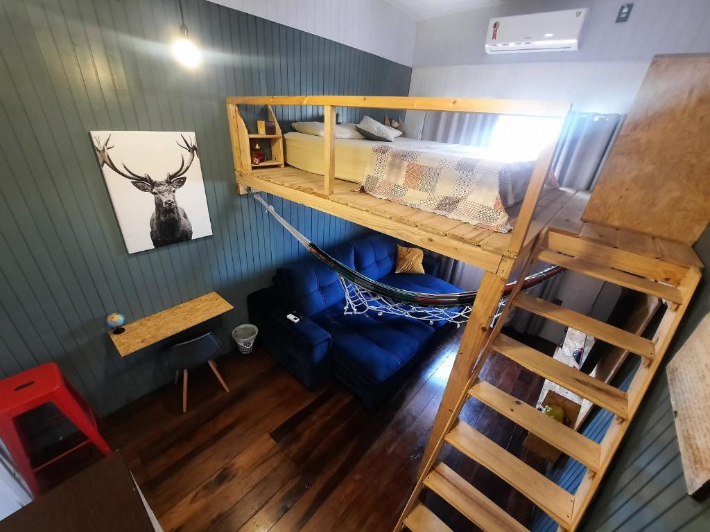 Uma ou mais camas em beliche num quarto em Quarto Mezanino com SmartTv e Ar