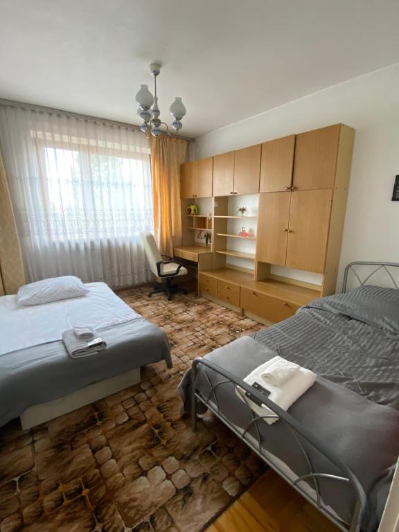um quarto com 2 camas, uma secretária e uma cadeira em Bella Casa Economy Villa - Skibowa, close to Bielany em Breslávia