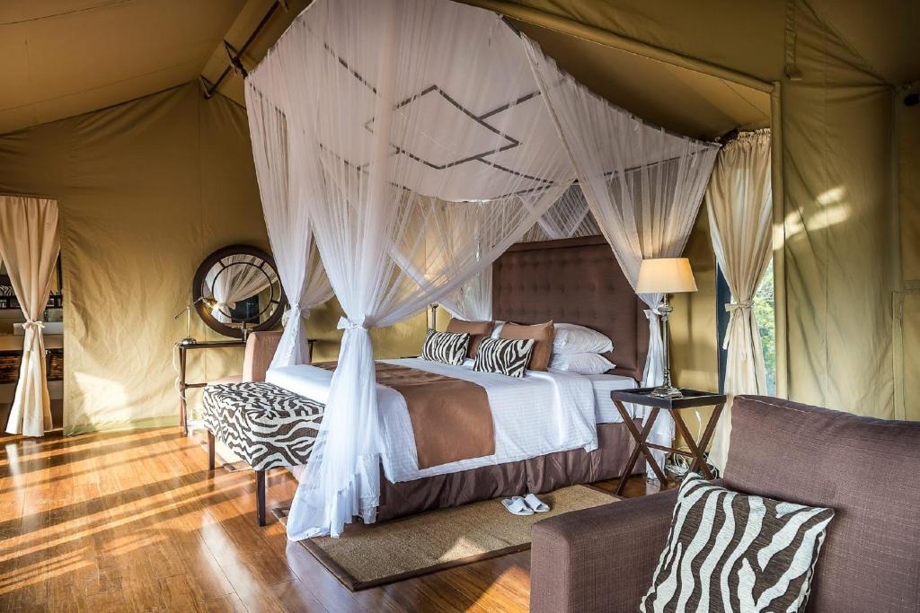 Postel nebo postele na pokoji v ubytování Mutara Camp- Nanyuki
