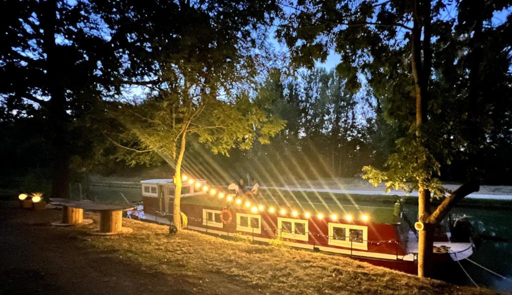 Aed väljaspool majutusasutust Péniche Dondon - Gîte cocooning sur Canal du midi