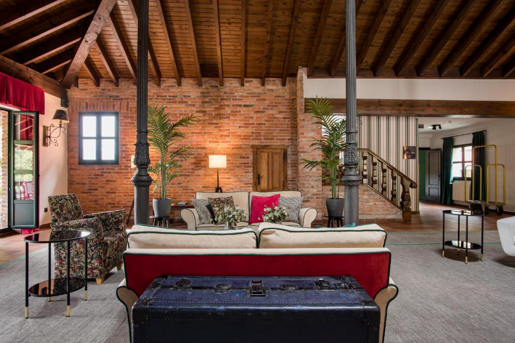 uma sala de estar com um sofá e uma mesa em Hotel Mirador de la Cepada em Cangas de Onís