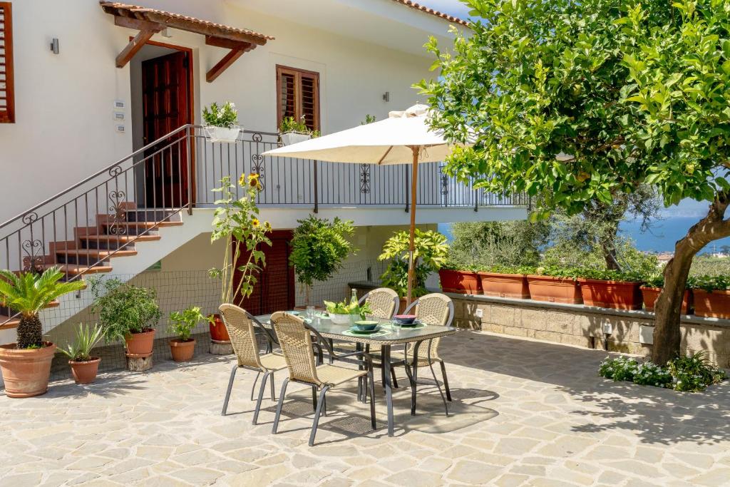 A balcony or terrace at La Pigna Sorrento