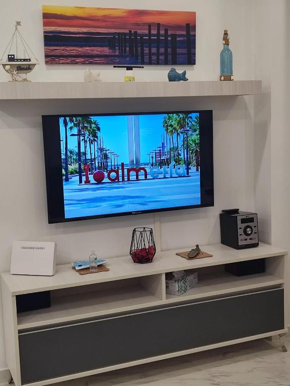 Televízia a/alebo spoločenská miestnosť v ubytovaní Apartamento Costa de Almería a 50m Playa San Miguel