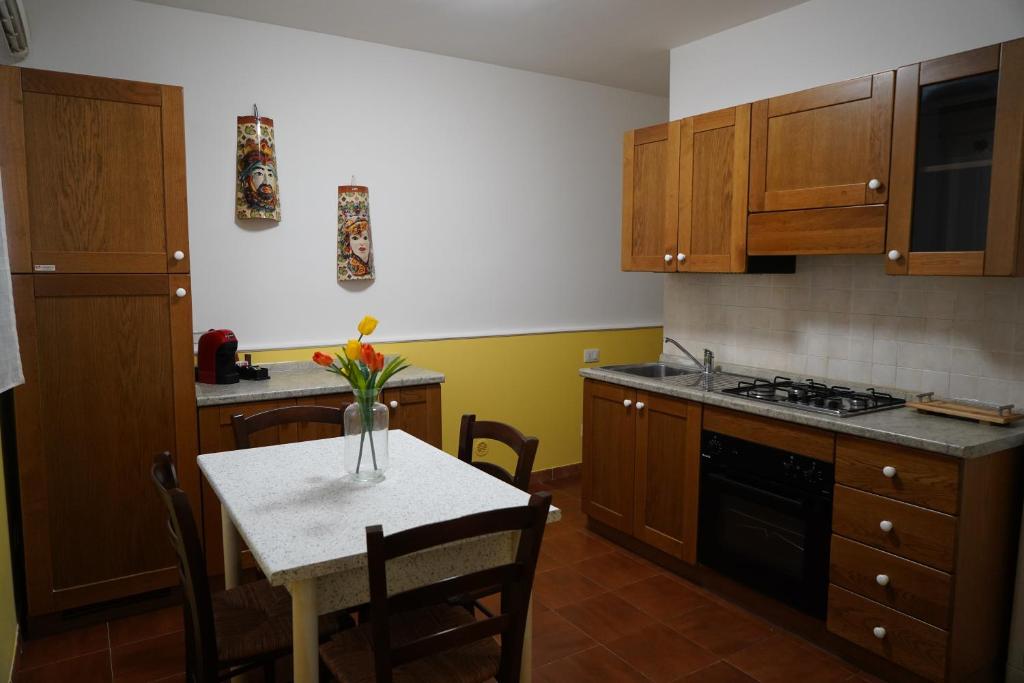 Kuchnia lub aneks kuchenny w obiekcie Sicily House Caronda Catania