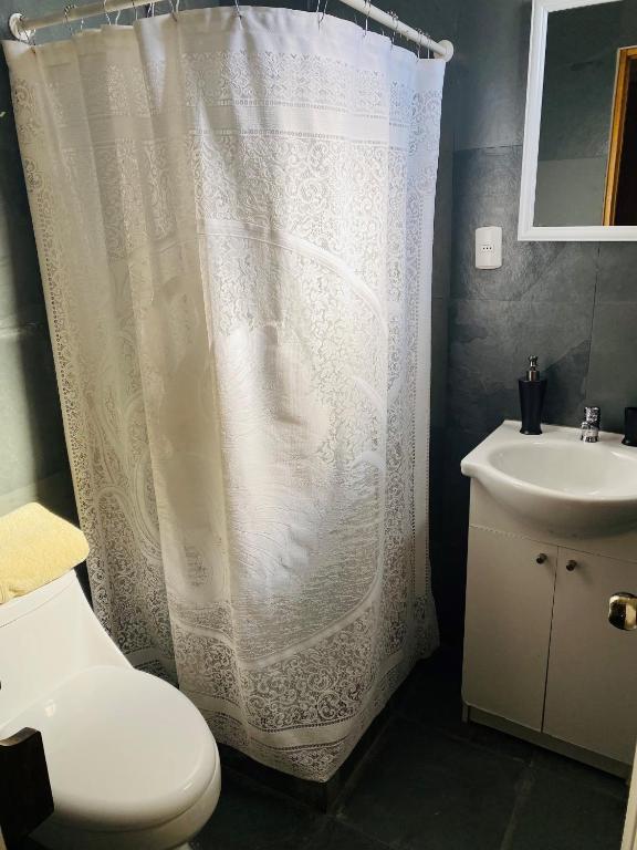 Koupelna v ubytování Hostal Katari