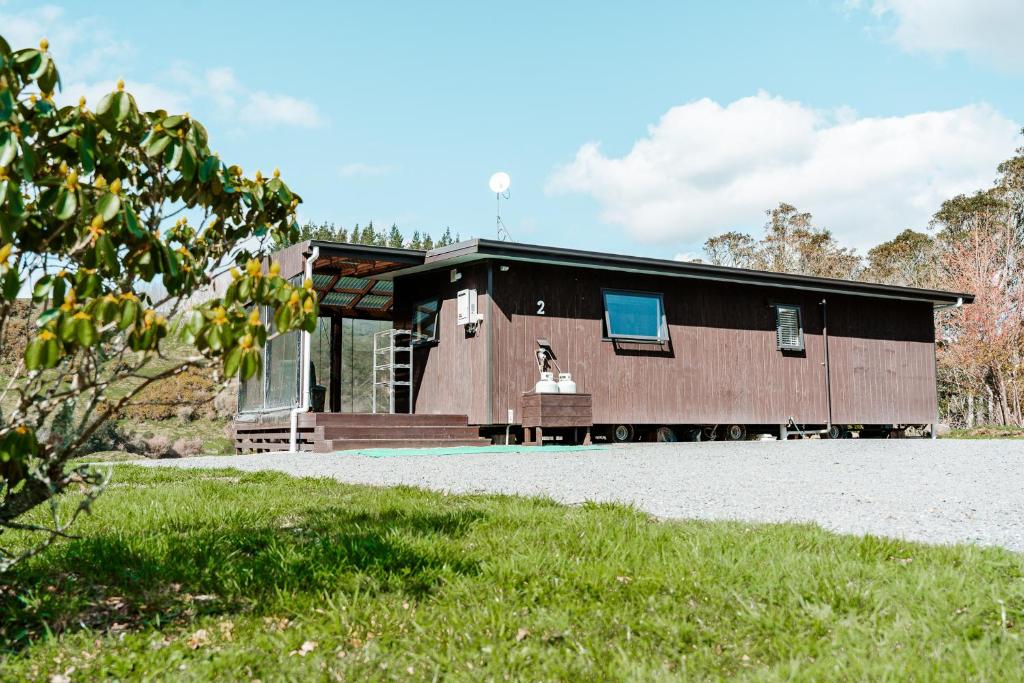 una gran casa de madera con techo de gambrel en Unwind in Paradise Valley Trout at your door en Rotorua