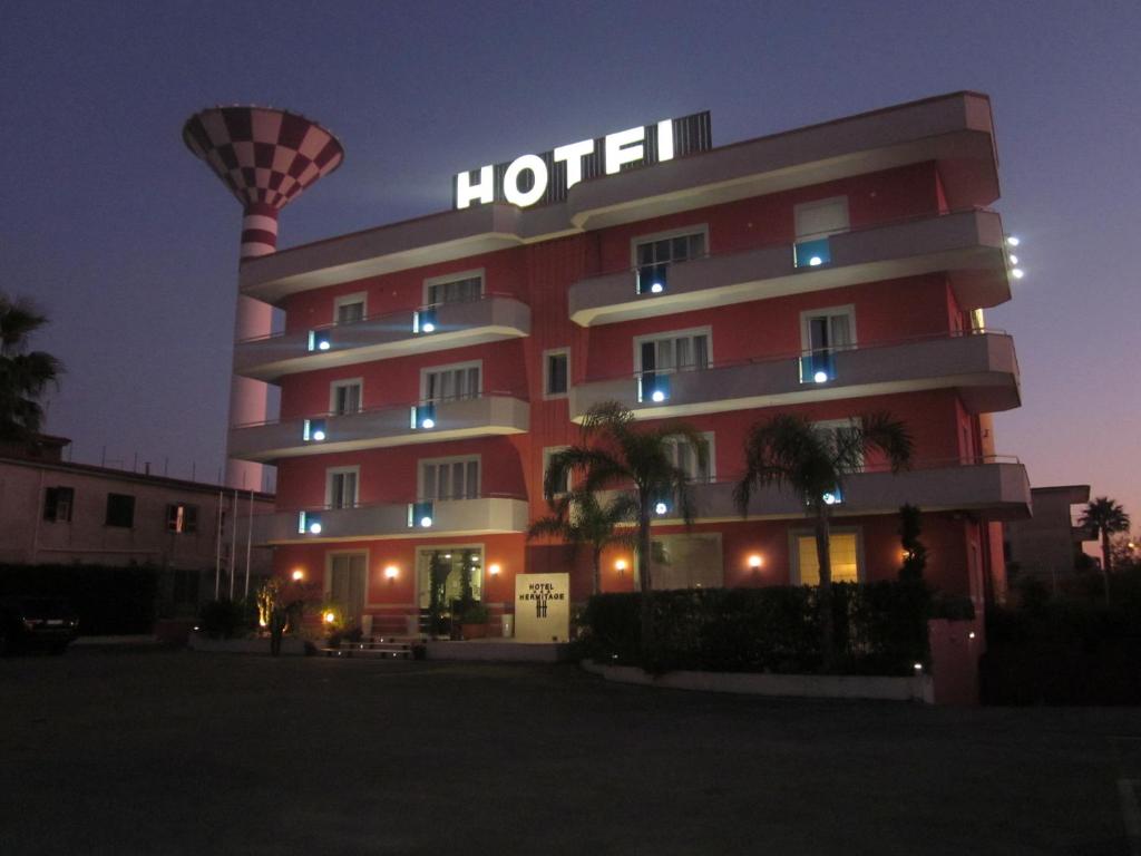 un hotel con un cartello sul lato di Hotel Hermitage a Qualiano