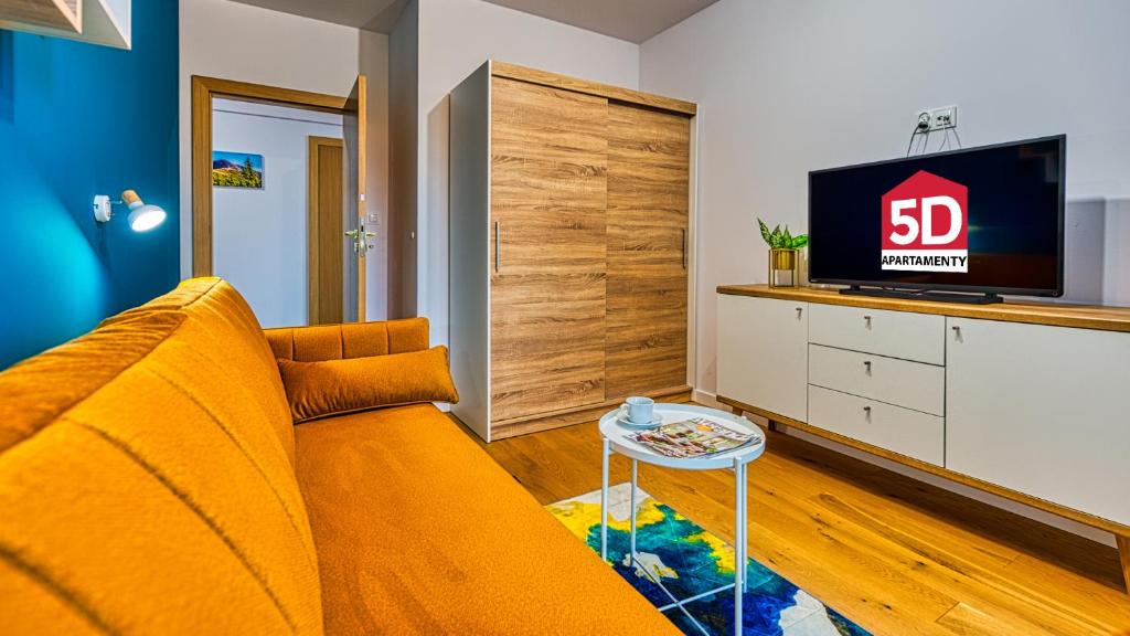 Televízia a/alebo spoločenská miestnosť v ubytovaní Apartament Penthaus Dwupoziomowy z Klimatyzacją i 2 Łazienkami - 5D Apartamenty