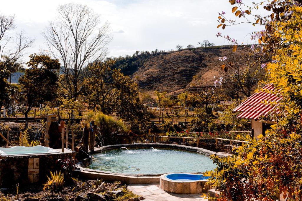 Casa de Campo c Piscina e Churrasq em Heliodora MG