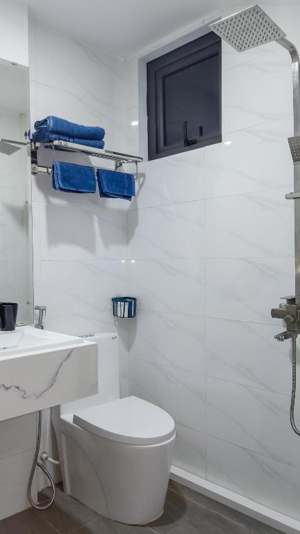 a white bathroom with a toilet and a sink at Green Line Long Bien - Serviced Apartment - Ngoc Thuy - Hanoi in Hanoi
