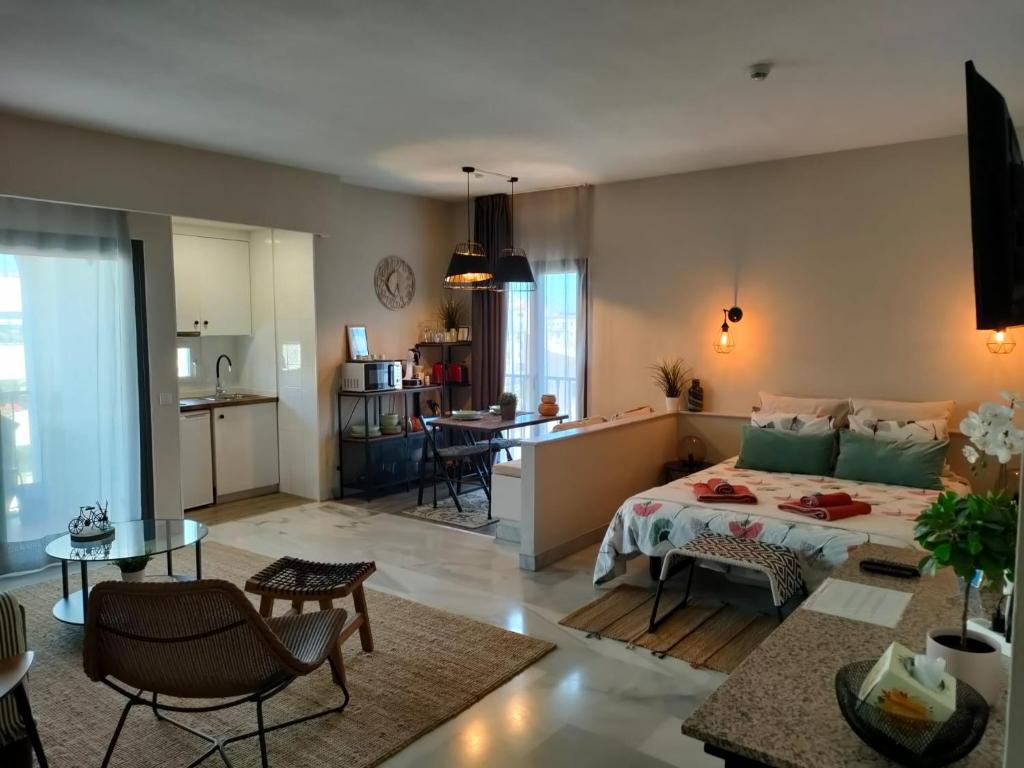 Pokój z łóżkiem, salonem i kuchnią w obiekcie New & Beautiful Loft in Puerto Banus w Marbelli