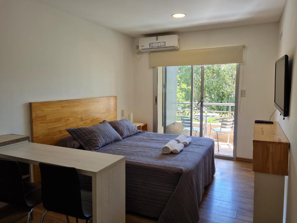 um quarto com uma cama com um urso de peluche em Aires verdes de Capital Depto em Salta