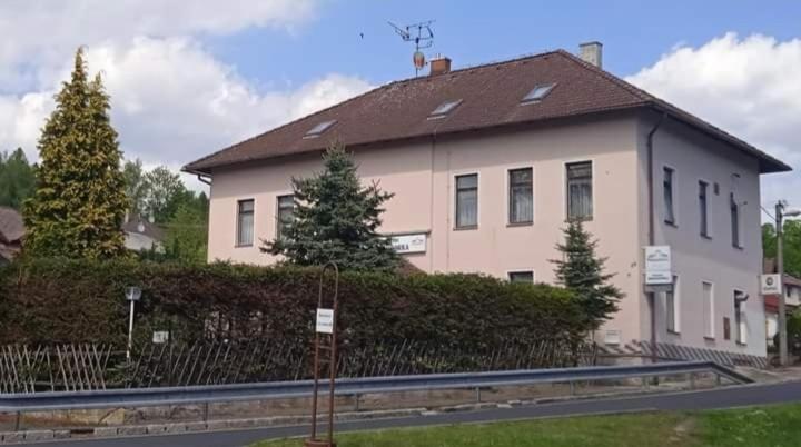 una casa al lado de una carretera en Penzion Krušnohorka, en Tatrovice
