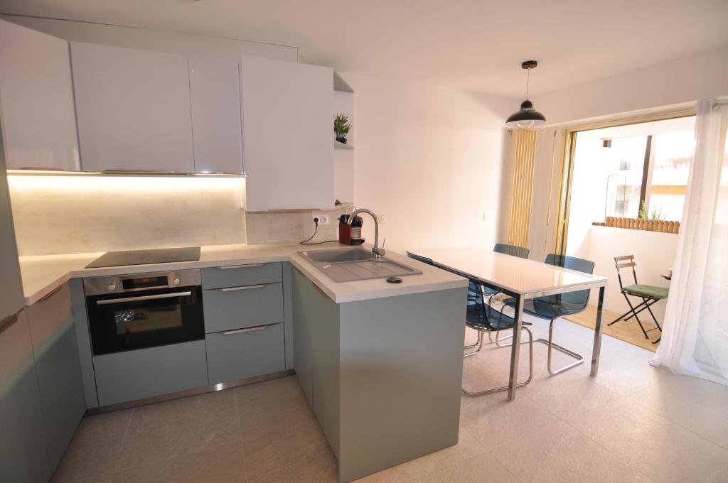 Kuhinja ili čajna kuhinja u objektu Albert 1er · Chic One-Bedroom Apartment with Parking - StayInAntibes