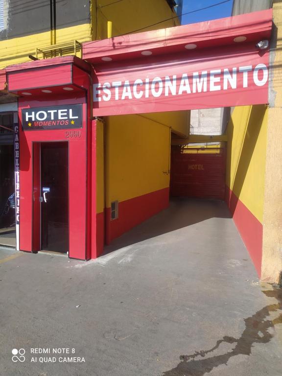 a building with a hotel sign on the side of it at Hotel Momentos in São Paulo