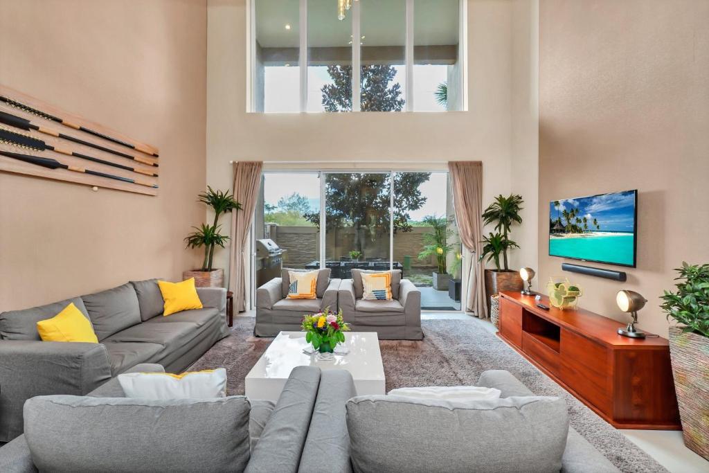 sala de estar con sofás y TV en Luxury Villa Less Than A Mile From Disneyworld -Bonus Elevator- en Orlando