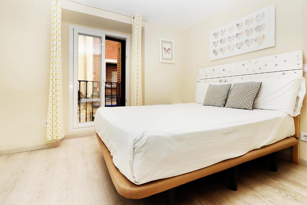 A bed or beds in a room at Fantástico Piso en La Latina, Madrid 6 personas