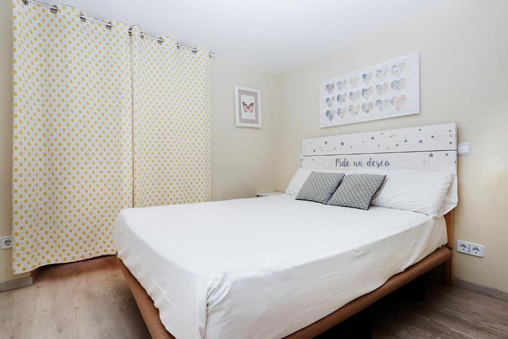 A bed or beds in a room at Fantástico Piso en La Latina, Madrid 6 personas
