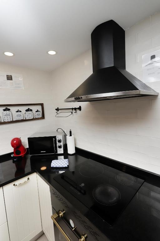 A kitchen or kitchenette at Fantástico Piso en La Latina, Madrid 6 personas