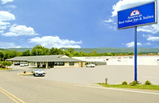 una señal azul frente a un edificio con coche en Americas Best Value Inn Dayton, en Dayton