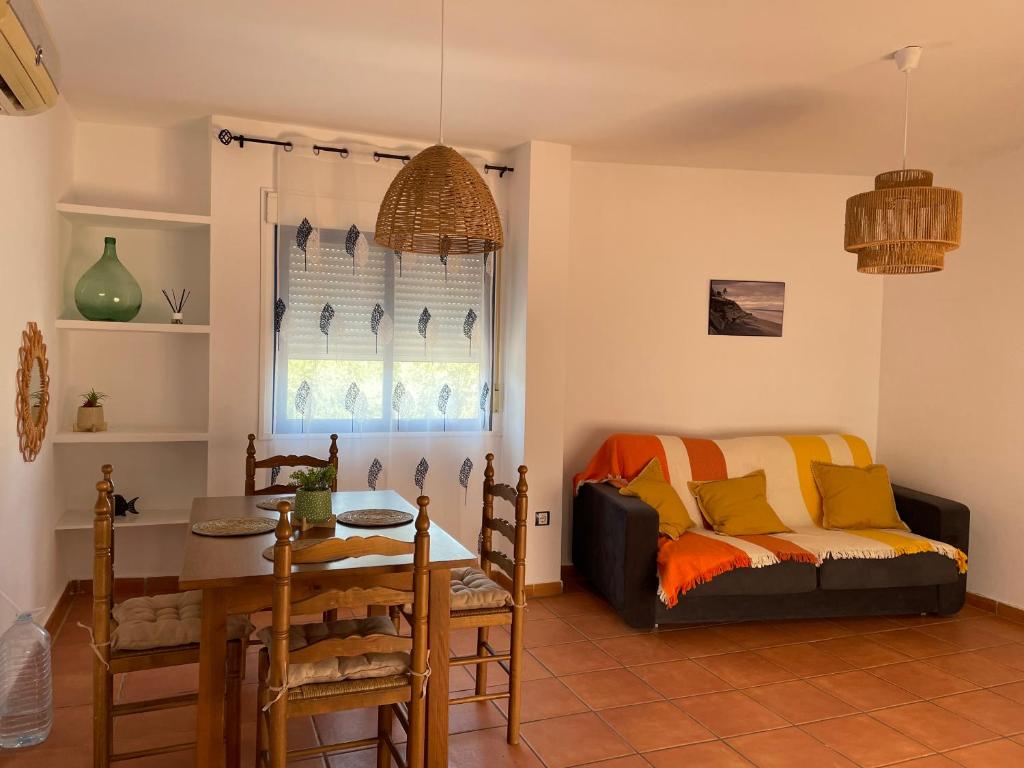 ein Wohnzimmer mit einem Tisch und einem Sofa in der Unterkunft Congrio10, Las Negras in Las Negras