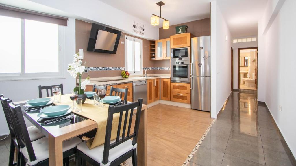 a kitchen and dining room with a table and chairs at Bonito apartamento zona Weyler in Santa Cruz de Tenerife