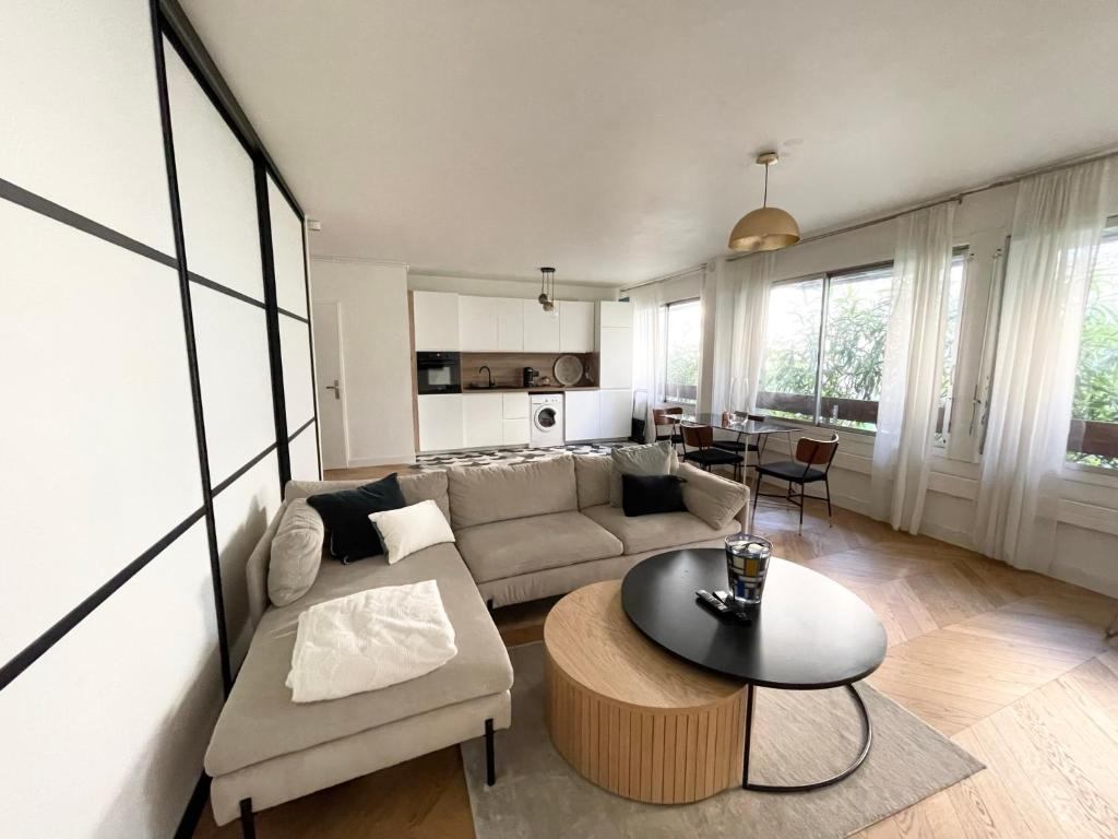 un salon avec un canapé et une table dans l'établissement Appart ultra moderne carré d or centre Marseille, à Marseille