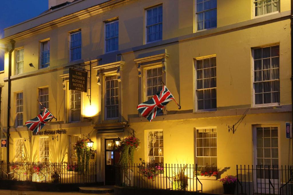 um edifício com bandeiras britânicas ao lado em Best Western Wessex Royale Hotel Dorchester em Dorchester