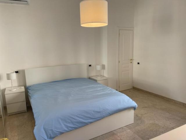 sypialnia z łóżkiem z niebieskim kocem w obiekcie B&B Taranto Centro w mieście Tarent