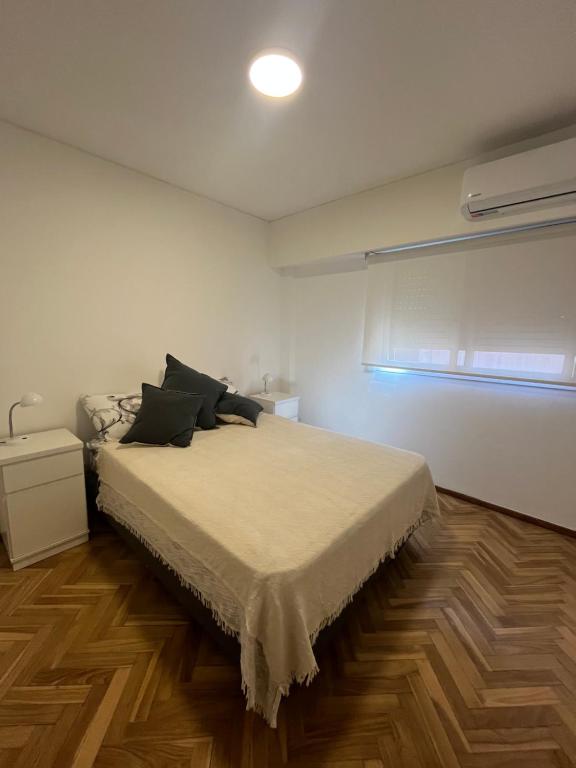 a bedroom with a bed and a window at Departamento luminoso en Rosario centro in Rosario