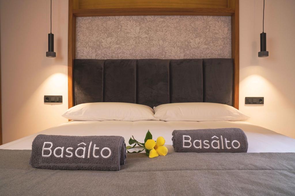 Postel nebo postele na pokoji v ubytování BASÂLTO Casas Rurales