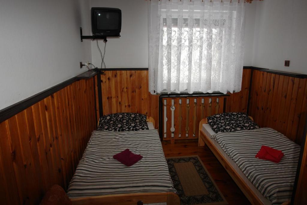Postel nebo postele na pokoji v ubytování Ośrodek Wypoczynkowy "Hotel Korona"