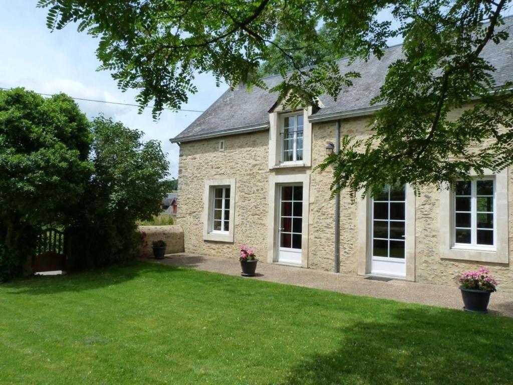 an old stone house with a green yard at Maison de charme en pierres, 5 chambres, jardin clos, terrasse, calme, ping-pong, proche loisirs. - FR-1-410-150 in Saint-Rémy-de-Sillé