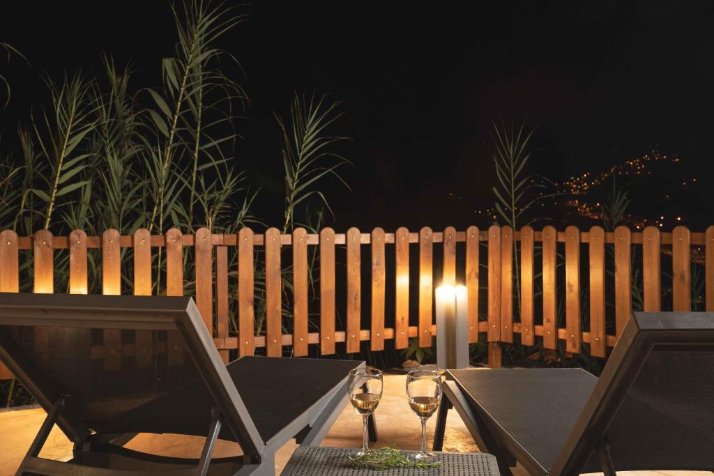 una mesa con una vela y 2 sillas en el patio en BASÂLTO Casas Rurales, en Hermigua