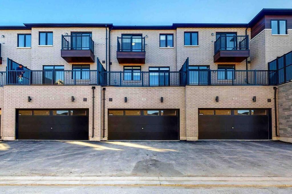 NEWLY BUILT LUXURIOUS 3BRM TOWN HS/AIRPORT/PARKING photo